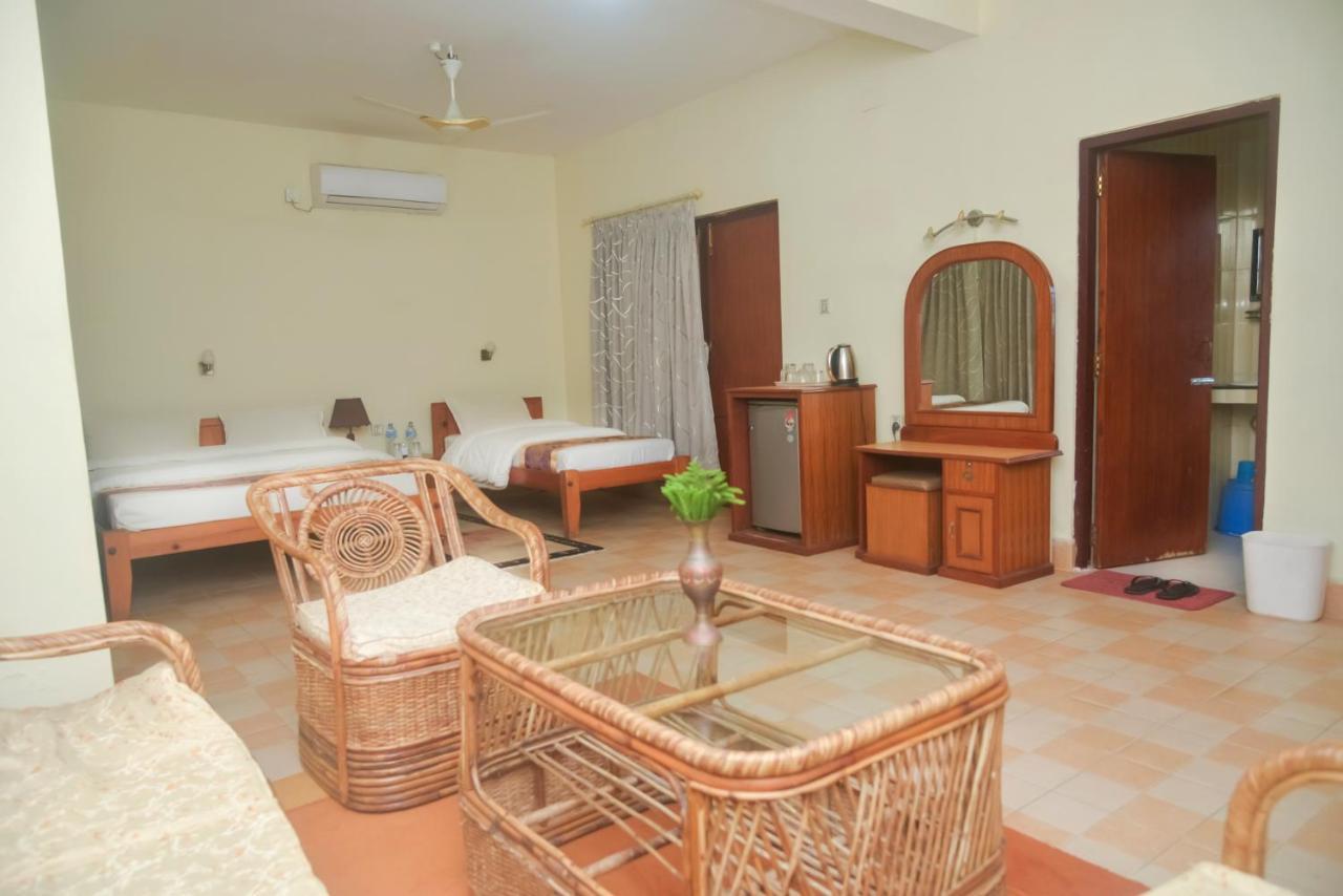Chitwan Paradise Hotel Sauraha Kültér fotó