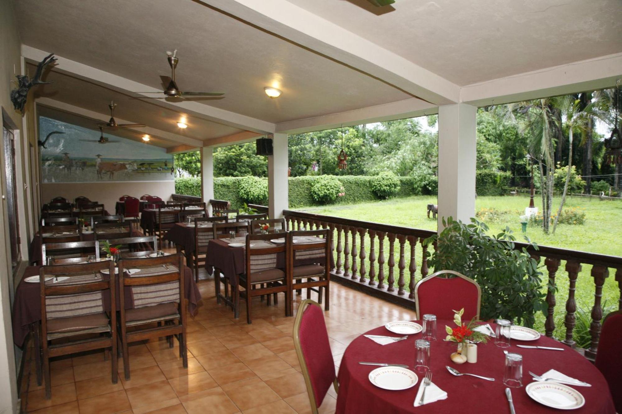 Chitwan Paradise Hotel Sauraha Kültér fotó